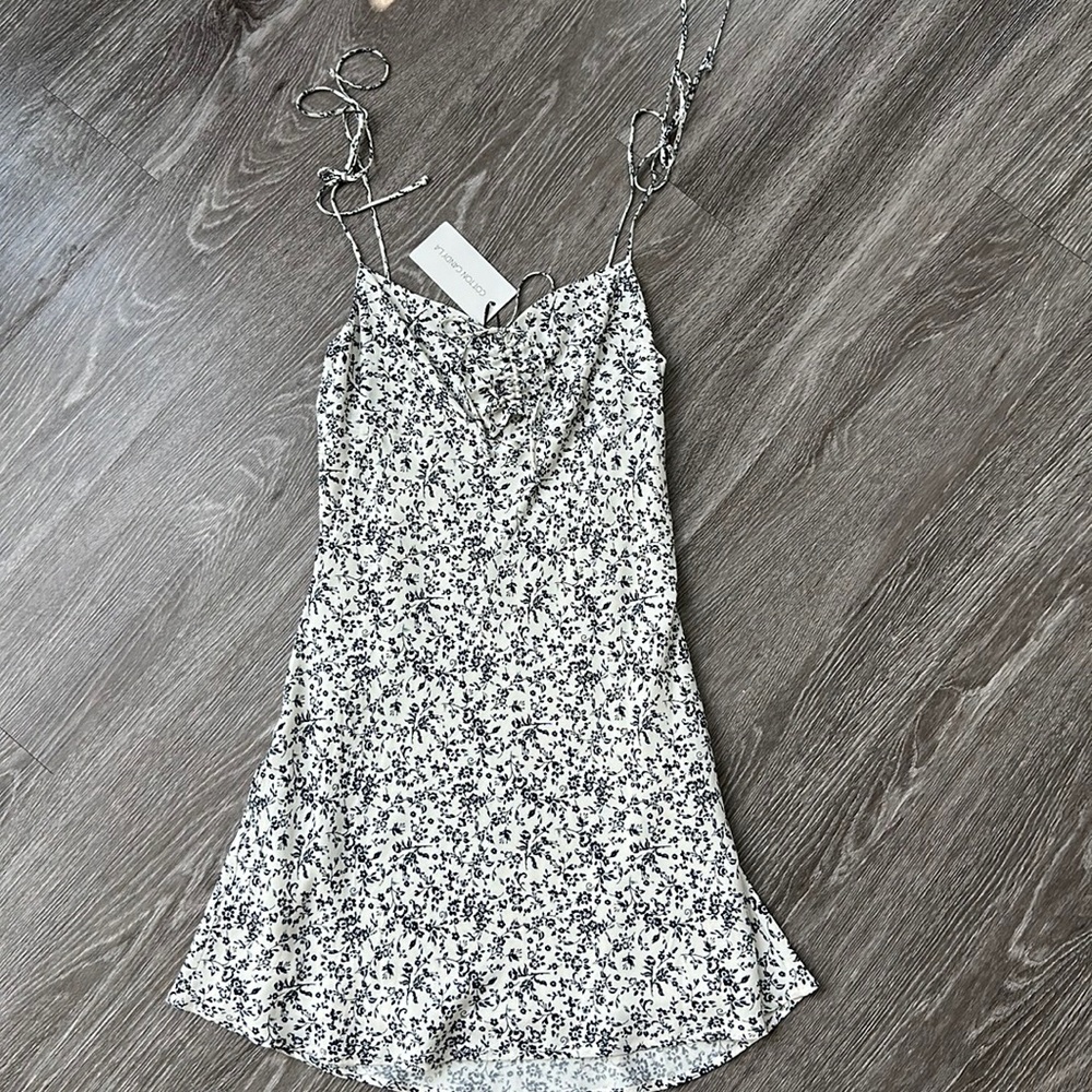 Ivory/Navy Dress with Triangle Cut - M